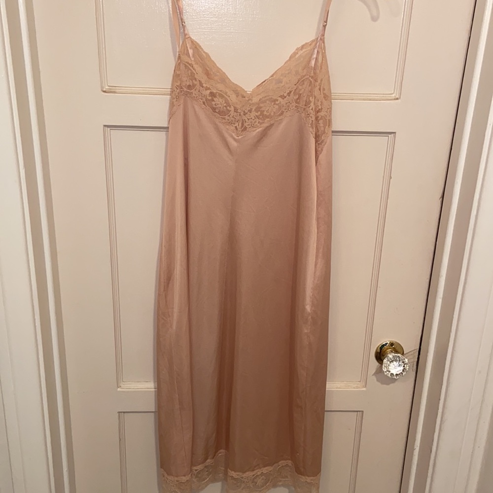 Vintage Blush Pink full dress slip Sz Medium (34” bust) Chemise SILKY SEXY Nude